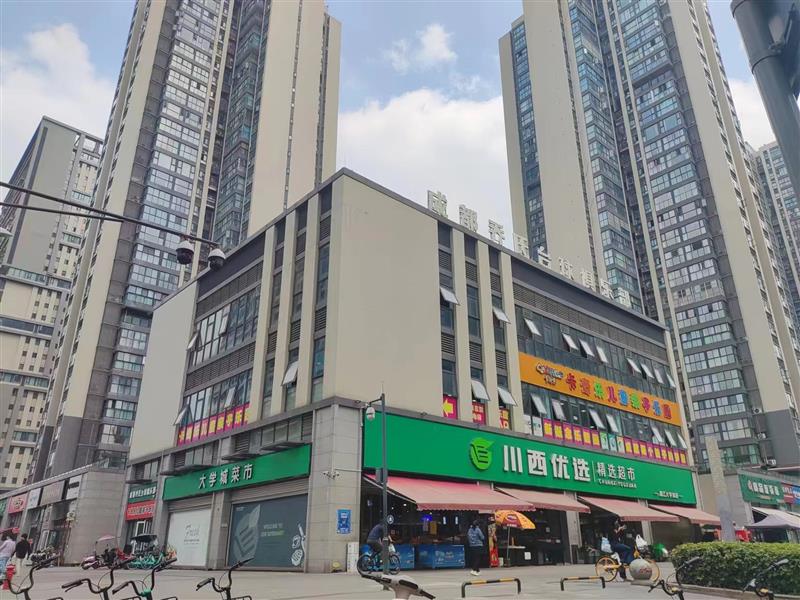 十字路口大独栋，三所大学环绕，周边住宅密集，可自用做酒店