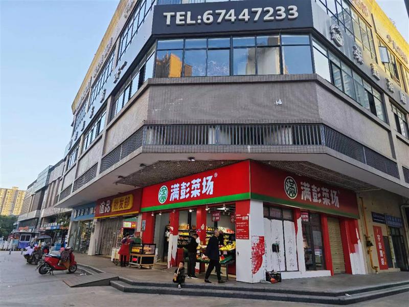 万人小区楼下（满彭菜场）急售，年租19万，双边街、紧靠十字路口！