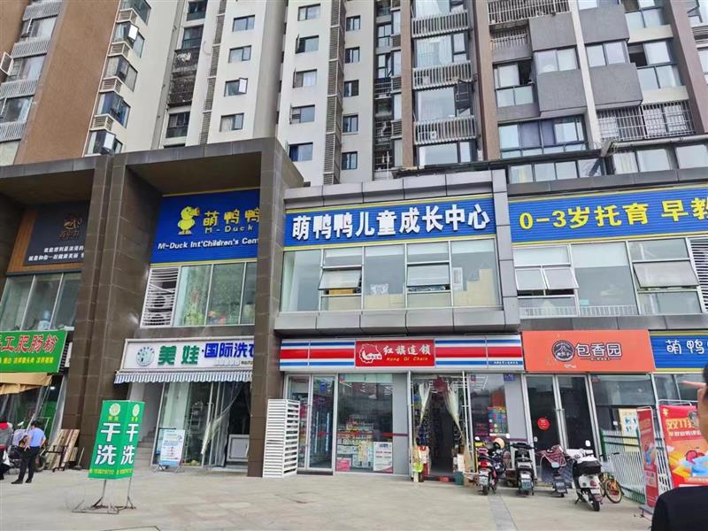 捡漏，不到100万买红旗超市现铺，万人小区楼下，6米层高全业态，大外摆，大商家稳定租约