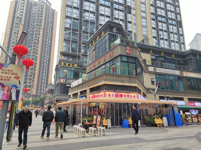 南二环锦江万达旁转角餐饮旺铺《鲜烧牛肉》，年收15万，10米大开间带外摆！