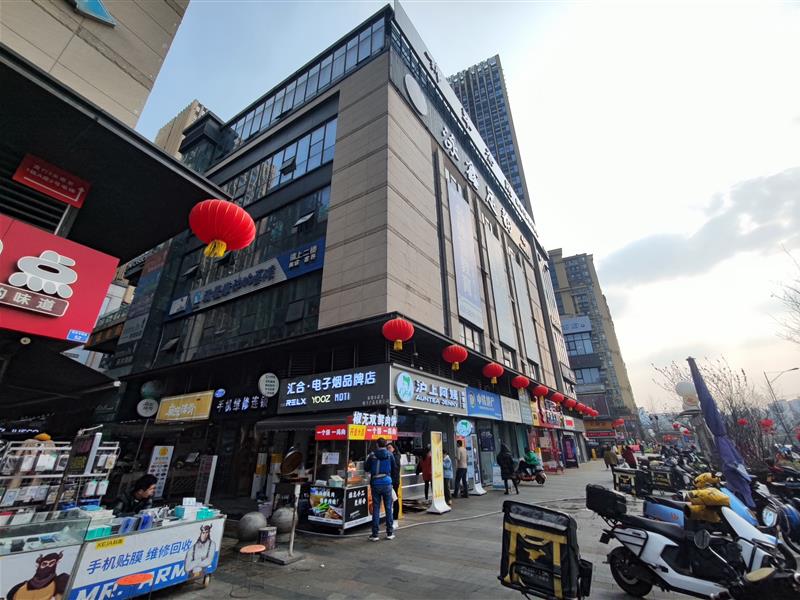 成熟转角旺铺《沪上阿姨》出售，年收7万，商业街区出入口超大人流！