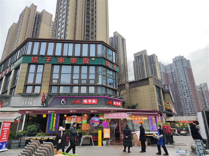 攀成钢临街转角旺铺《江湖烤羊腿》，年收15万，10米大开间带外摆！
