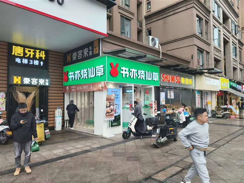 武侯区，簇桥地铁口，双小区门口，现租（书亦烧仙草）年租8.5万，转角双开间